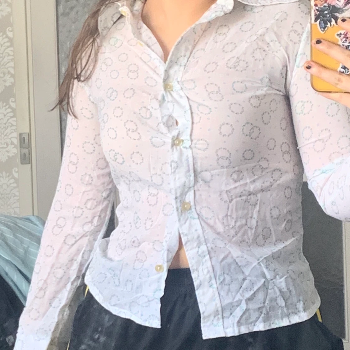 Vit skjorta med blå små blommor och gröna löv.  - 90