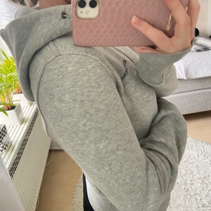 Sail Racing Tröja - Säljer min Sail Racing zip Hoodie, köpt på Marstrand i Sail Racings egna butik (100% äkta). Den är använd 2 gånger och säljer den p.g.a att den inte passar mig:( Den är jätte skön speciellt materialet inuti. 