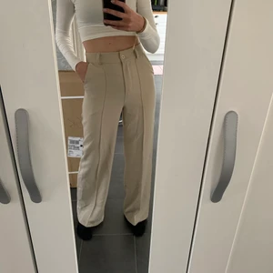 Kostymbyxor - Nästintill oanvända kostymbyxor i väldigt bra och mjukt material! Riktigt bra kvalité och sköna att ha på sig - väldigt stretchiga! Från designbysi! ❣️köparen står för frakten☀️jag är 1.66! Dessa är långa i benen