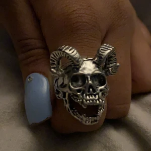 Ball dödskalle ring - Köpt på seams för typ 250kr, kommer inte till användning längre men var min favoritring✨ den finns heller inte kvar på hemsidan :p