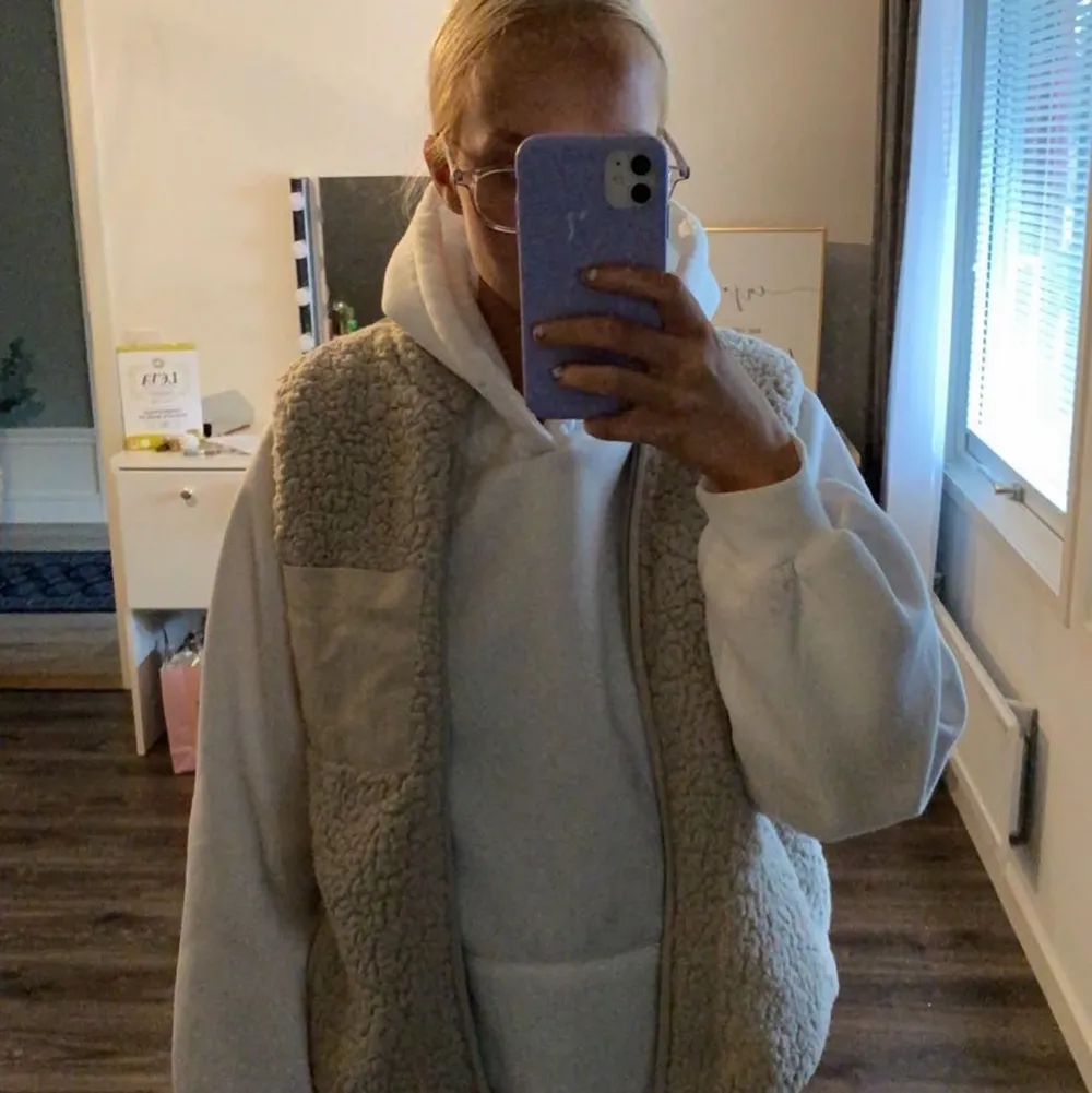 En beige teddyväst köpt på zalando! Bara att höra av er för frågor eller fler bilder 🥰. Jackor.