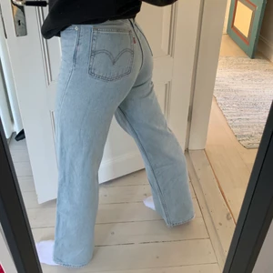 Levis - High loose jeans - 1249 kr nypris, säljer för 490 kr (priset kan ändras). Ett par högmidjade, långa, ljusa o moderna jeans ifrån Levis! Jag har bara använt jeansen en gång, så de är som nya! Storlek: 24-31 är som en S, jag är 168 o de sitter väldigt bra!