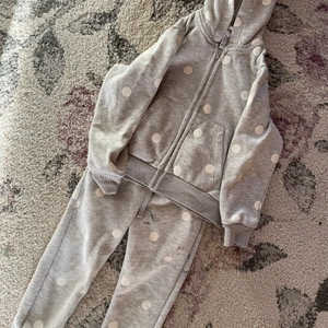 Set från H&M  - Fint grått sett med vita prickar, båda delarna är hela men någon fläck förekommer på byxorna, troligtvis från målarfärg ☀️