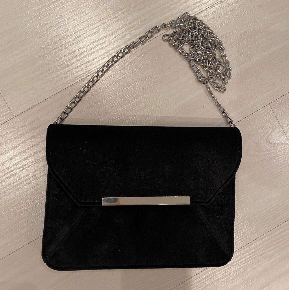 Black suede purse with silver details. You can either wear it with one long strap or fold it into two shorter ones for a shorter over the shoulder look. The bag is never worn and in excellent condition 🖤 . Väskor.