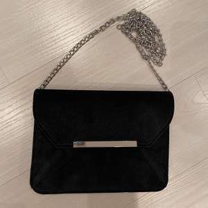 Black suede purse with silver details. You can either wear it with one long strap or fold it into two shorter ones for a shorter over the shoulder look. The bag is never worn and in excellent condition 🖤 