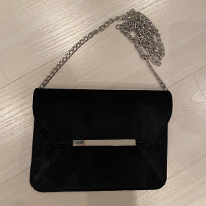 Black suede purse  - Black suede purse with silver details. You can either wear it with one long strap or fold it into two shorter ones for a shorter over the shoulder look. The bag is never worn and in excellent condition 🖤 