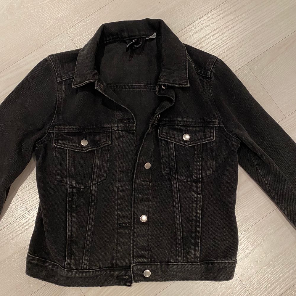 Black jean jacket from H&M in size S. Never worn and in perfect condition💥 . Jackor.