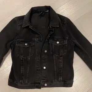 Black jean jacket from H&M in size S. Never worn and in perfect condition💥 
