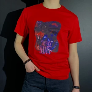 Luxn T-shirt röd Travis Scott (ny) - Denna T-shirten är mjuk, skön och andas. Den är tillverkad av 100 % kammat bomull, vårt kammad bomull är mjukare och starkare än vanligt bomull. T-shirten är varken för tunn eller för tjock, t-shirtens vikt är perfekt för att kunna gå runt med ett bildtryck på sig utan att känna sig för "tung" eller för "lätt". Denna T-shirt är helt ny.