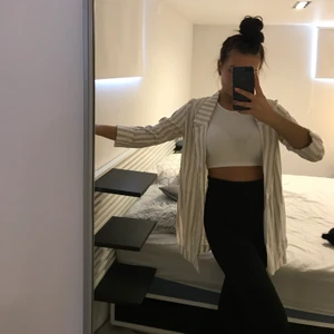 Lång randig skjorta - Fin skjorta som spicear upp outfiten. Väldigt fin beige färg på ränderna som inte riktigt syns. Aldrig använd, den är alltså i nyskick. Säljs pga  aldrig kommit till användning. Från Stradivarius, frakt tillkommer😘