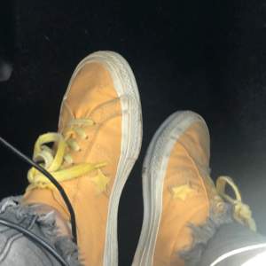 Ballaste skorna från Converse med stjärnor på ⭐️ passar en 37/38, bra skick! 300kr inkl frakt