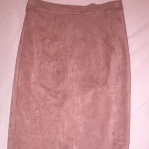 Kjol - Skitfin Kjol från misguided. Använd 2 gånger. Stretchigt material. Storlek 36 men jag skulle säga den passar alla mellan 36-40 