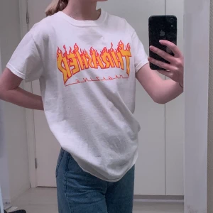 Trasher T-Shitt - Säljer min vita Trasher T-shirt i storlek S. Nästan aldrig använd så den är i nyskick! Säljer den för 150+ frakt!🖤