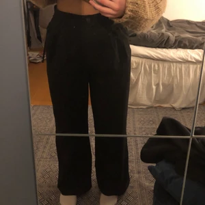 kostymbyxor  - säljer mina superfina kostymbyxor från Monki pga att jag har köpt ett par andra💕 storleken är vanlig och passar mig som vanligtvis har M i byxor (frakt ingår i priset)