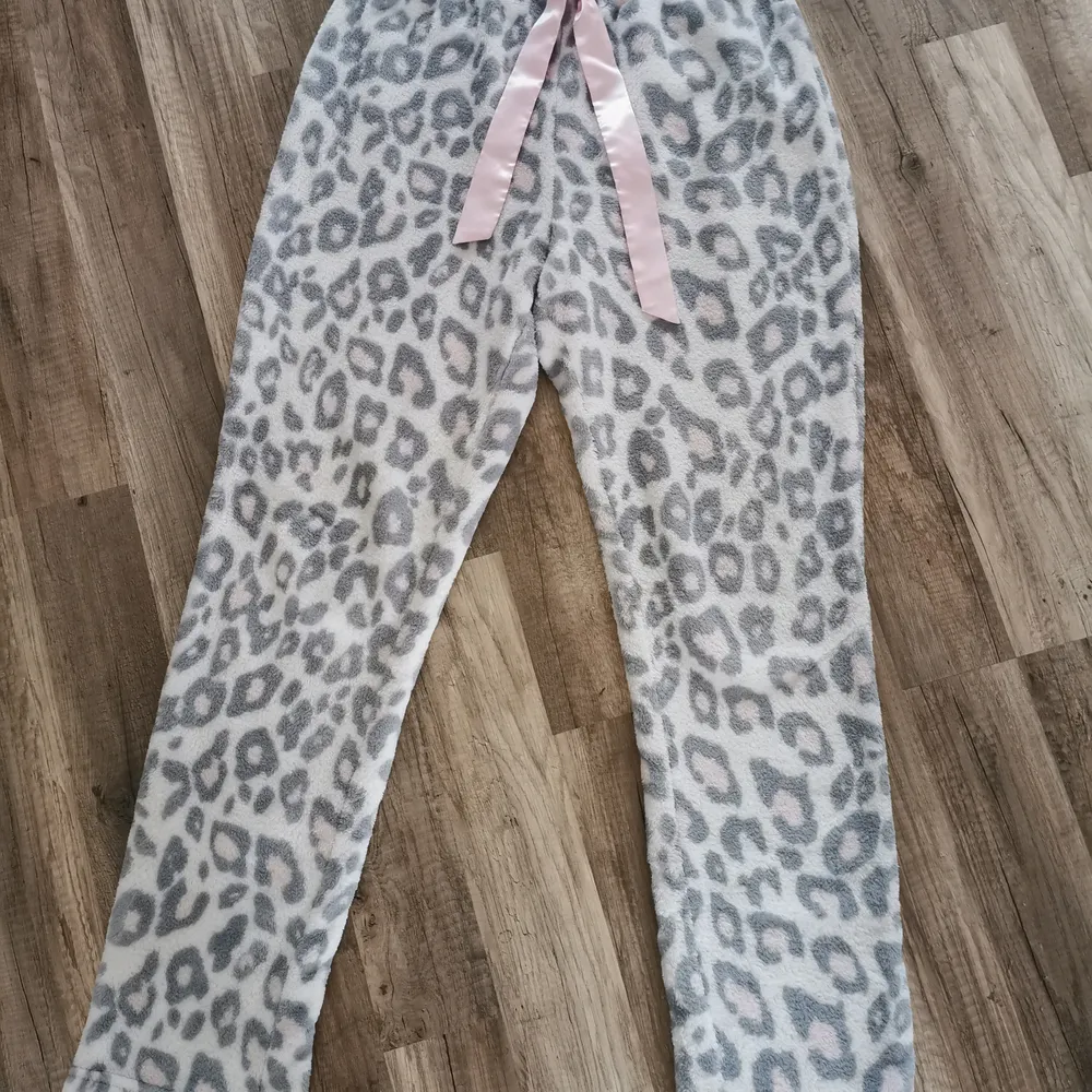 Så söta och väldigt mjuka fleece byxor med leopard mönster på. I vit, med rosa o grå fläckar. Står Strl L/XL men skull säga e mer än liten L. 70kr plus porto+2kr för emballage. . Jeans & Byxor.