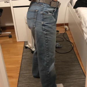 Lågmidjade vintage jeans   - Coola baggy och lågmidjade jeans från 90talet. Sitter lågt och slappt på mig på som har stl. 25 i midja. 💞
