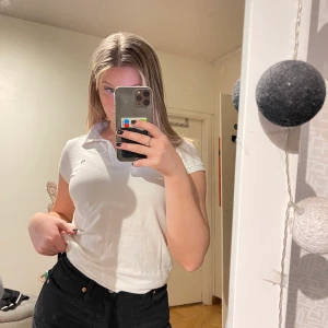 Pikétröja från CK - Vit Pikétröja från Calvin Klein. Nästan aldrig använd. Den är storlek M men passar även S