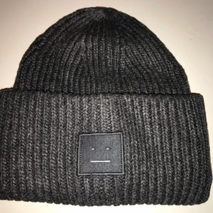 Ny Acne studios beanie mössa grå  - Säljer min nya Acne studios Beanie grå ej använd och etiketten kvar och påsen är orginal 100%