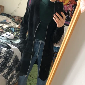 Kofta - Lång kofta, V-ringad med dragkedja. Den är storlek S men tycker den är oversize då den är lång i armarna så skulle tänka mig att den även passar M. Rejält viskostyg. Aldrig använd. Fickor. 