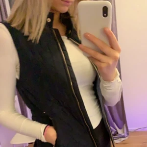 Väst  - En jättefin mörkblå väst med guldiga detaljer. Kommer från zara och är använd fåtal gånger då den alltid varit för liten. Säljer pga för liten. Buda gärna!