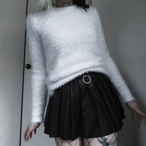 Vit fluffig tröja 🥰🤍 - Vit fluffig tröja 🥰🤍 Sååååå gosig och mysig!! Storlek S men är mer som en M. Stretchig så funkar för både större och mindre storlekar hihi 🦋 60kr + frakt
