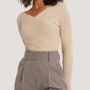 Omlott tröja från nakd  - En omlott tröja i beige från nakd. Sitter bra och snygg nu på vintern. Använd ca 3 gånger 