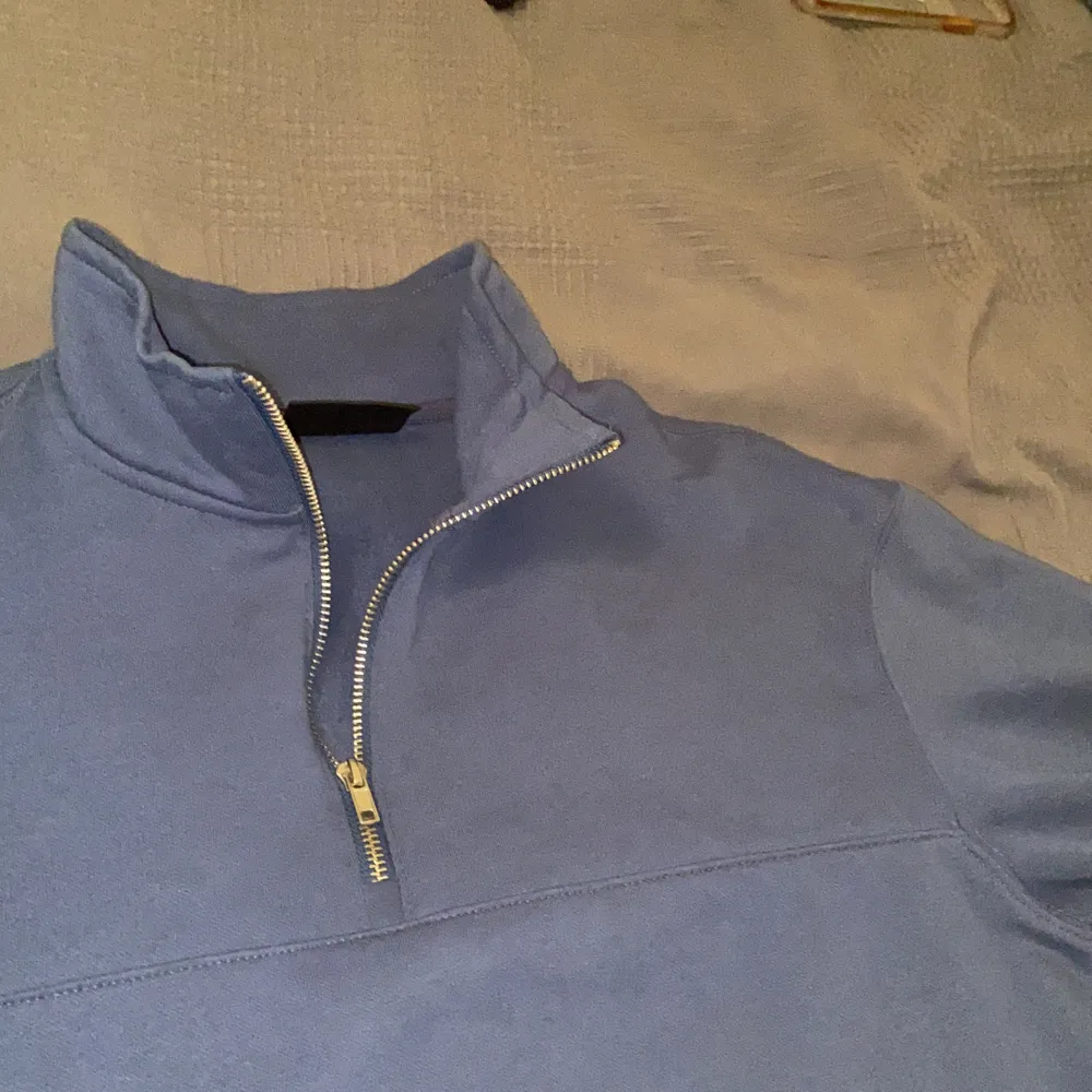 En helt oanvänd half zip tröja i storlek M, skick 10/10. Tröjor & Koftor.