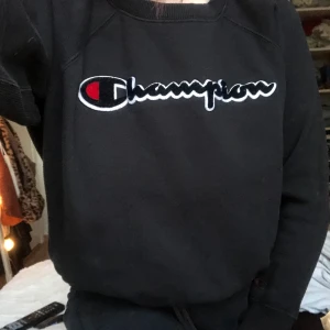 Champion sweater - Mysig och super snygg champion sweater men den är tyvärr för liten för mig då den är XS. Materialet inuti är super mysigt och är väldigt sparsamt använd. Finns 2 fickor inne i tröjan som knappt syns 