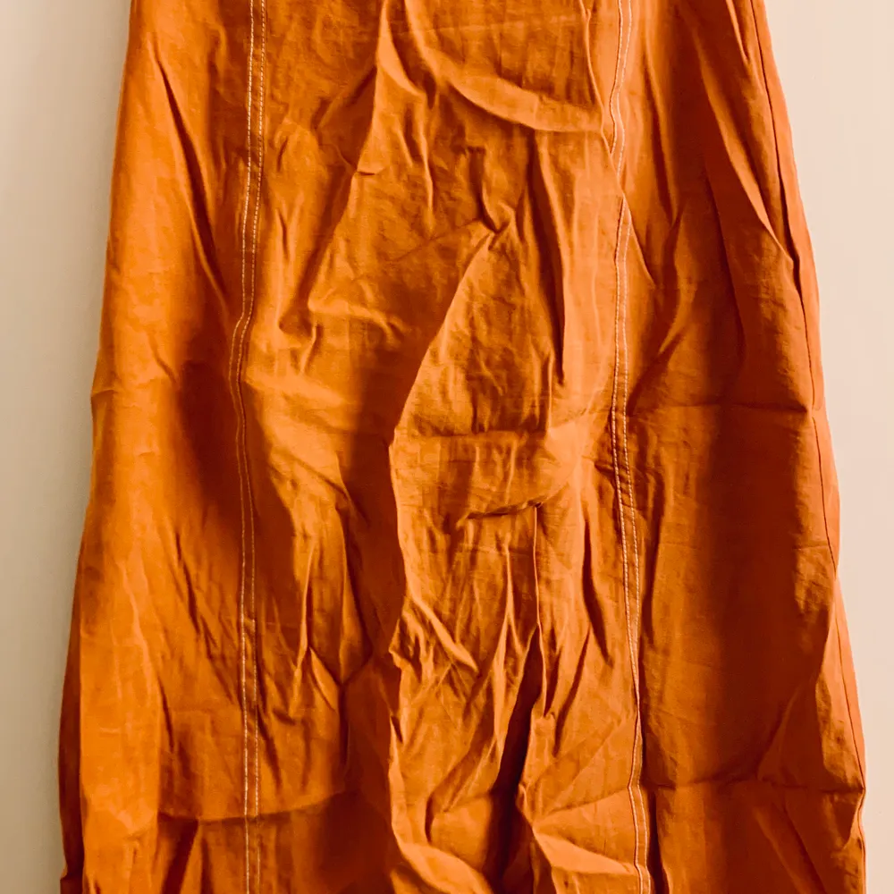Kjol från Superdry använd sparsamt i somras i en fantastiskt rost/orange nyans, st 36/S men passar både XS och M beroende på hur man vill ha den. I midjan eller på höften🎀. Kjolar.