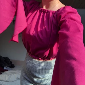 Dennis Maglic croppad rosa tröja storlek xxs  - Fin Dennis Maglic croppad rosa tröja med öppna vida ärmar