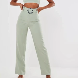 Mintgröna kostymbyxor  - Mintgröna kostymbyxor med skärp i midjan som man kan ta av lätt. Skitsnygga på och väldigt skönt material. Går ändå ner till hälarna på mig som är 176cm.  Buda