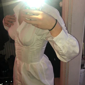 Korsett - Säljer denna ssuuuupersnygga och coola korsett som går under brösten. Strl M, från shein. Assnygg att styla över en tröja eller en skjorta som jag gjort på bilden. Fraktkostnad tillkommer. Om du är intresserad, skriv ditt bud i kommentarerna med start från 120