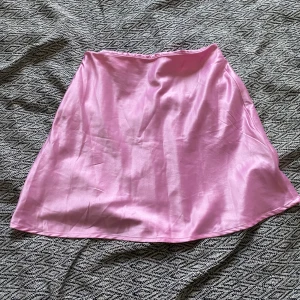 Extraordinary satin skirt - Från chiquelle. Typ aldrig använt och säljes pga det. Passform som på sista bilden! Strl S🌸 ord.pris är 399. Mitt pris: 100. Köparen står för frakt