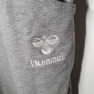 Helt nya hummel mjukisbyxor  - Säljer dessa helt nya hummel mjukisbyxor i storlek L. Byxorna har även ett vackert men unikt mönster vid ena fickan. Mitt pris: 90kr.