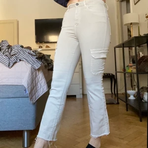 Beige byxor - Riktigt sköna och stretchiga byxor från stradivarius. Fickor på sidorna och slitningar längst ned. Superbra skick! 