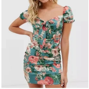 Sommarklänning  - En perfekt klänning till sommaren. Matrialet sitter vädligt skönt och är perfekt längd. Mer bilder kan erbjudas vid begär. Kan fraktas men köparen står för frakten 🤍