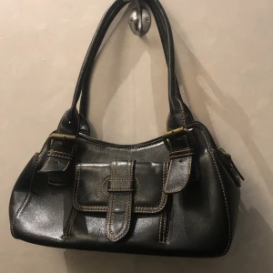 Svart vintageväska - Snygg svart vintage väska:) Högsta bud: 400kr+frakt. Obs; bindande bud 🖤 ‼️ AVSLUTAD‼️