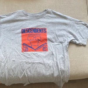 T-shirt med tryck! - T-shirt från the hundreds! Möts på söder annars står köparen för frakt på 45kr❤️