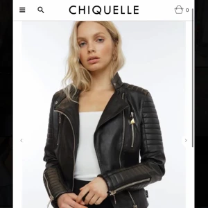 Skinnjacka  - Har inte kommit till användning, och som sagt har köpt den för 700. Men kan sälja den billigare. Priset kan diskuteras💕