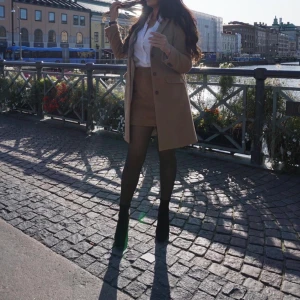 Morris kappa - Snygg och elegant, varm kappa grån märket Morris. Nypris 4000kr säljs för 1500. Använd ett fåtal gånger. Passar S och M.