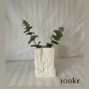 Udda kruka i spackel 🤍 - Hej allihopa!✨ Vi är ett uf-företag som köper in inredningsdetaljer second hand för att göra om dom till en ny, modern produkt 🤍  Vi bidrar till en bättre miljö samtidigt som vi ger dig den där extra känslan i hemmet ✨🤍 frakt tillkommer.