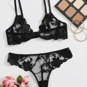 Spets bh - Super fin spets bh från SHEIN, snygg passform desutom. Tyvärr alldeles för lite storlek för mig som har m/ c kupa vanliga fall. Skulle vilja säga att den är en B cupa trots att de står är en M, överdelen är endast testad och underdelen är aldrig använda🤍