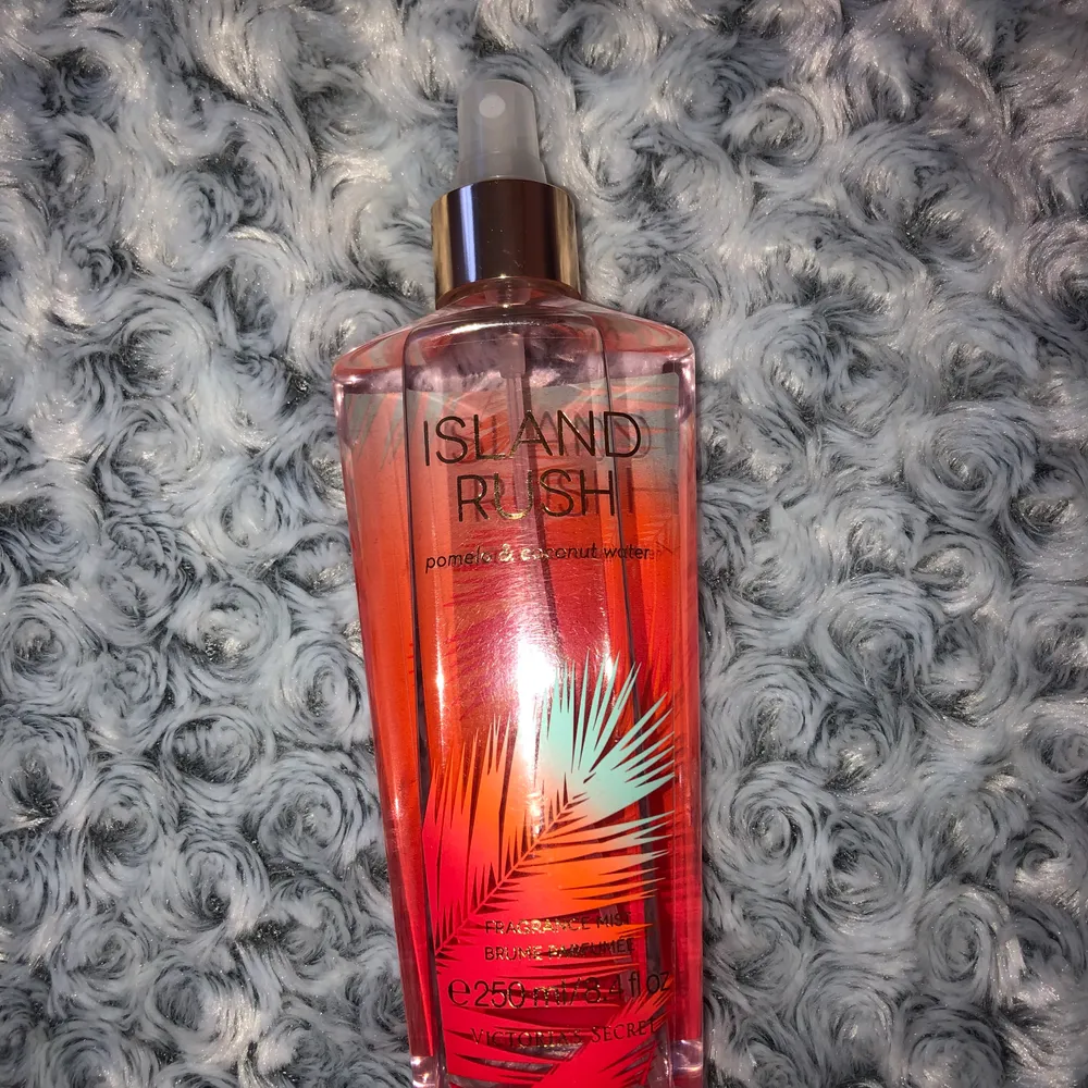 En body mist från Victoria’s Secret i doften island rush. Luktar supergott, men har flera redan💕 20kr + frakt✨ Vätska väger mycket vilket gör att frakten även blir dyrare. Frakten ligger på 48kr!. Övrigt.