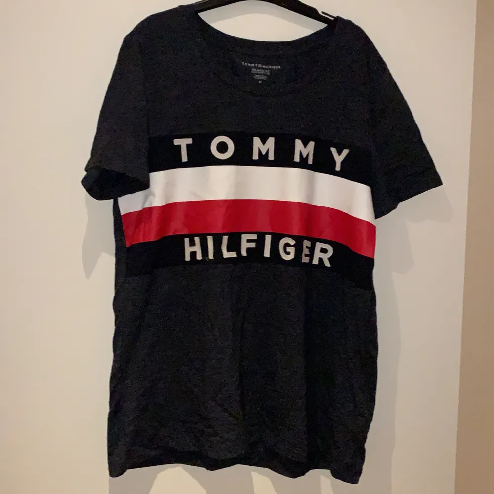 T-shirt från Tommy Hilfiger, aldrig använd.. T-paidat.