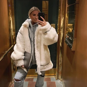 Oversized jacka - Säljes: pälsjacka med svara skinndetaljer (likadan som Hannalicious.) Helt oanvänd och nästintill slutsåld på hemsidan. Säljer pga för stor för mig och försent att skicka tillbaka. Inköpt för ca 650 kr. Köparen står för frakten 💌 