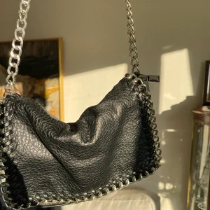 Väska - En svart skinnväska i väldigt bra skick. Väldigt rymlig. 🖤