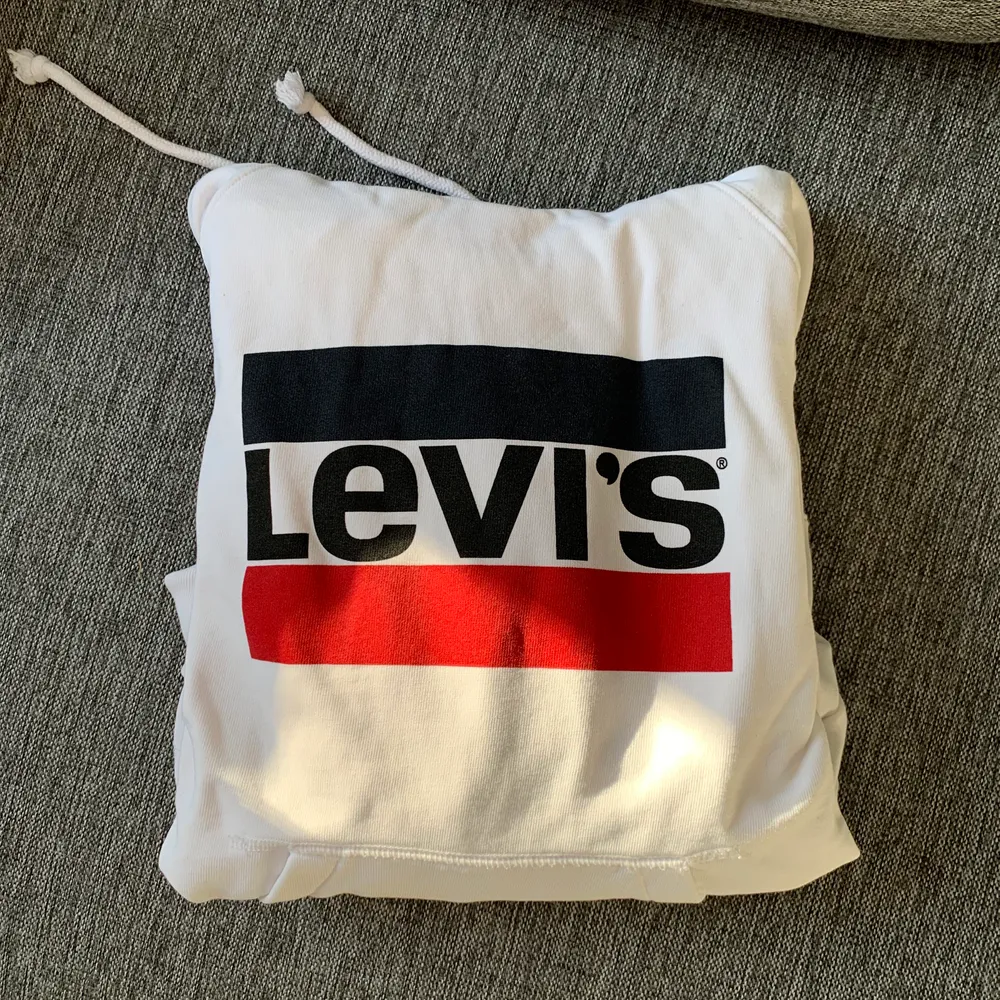 Levi’s hoodie i storlek XS som jag tyvärr växt ur. Mycket fint skick då den är varsamt använd.. Tröjor & Koftor.