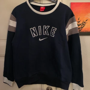 Vintage Nike Sweatshirt - Jag säljer min blåa nike sweatshirt. Aldrig använd, köpt på en retro affär i london. Storlek M men lite liten i storleken så skulle säga S passar dock XS-M. Färg: Mörkblå. Bra skick! Buda från 300kr 💕