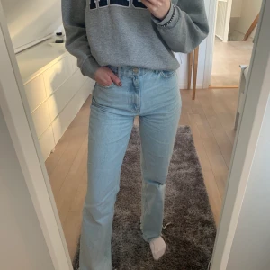 Jeans - Säljer mina trendiga jeans från zara i modellen 90s full lenght! Superbra skick och inte avklippta 💜
