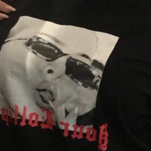 T shirt  - Säljer min skitcoola t shirt från shien, har tyvärr inte använt den så mycket, den är i storlek L men skulle passa S-M beronde på hur man vill att den ska sitta❤️